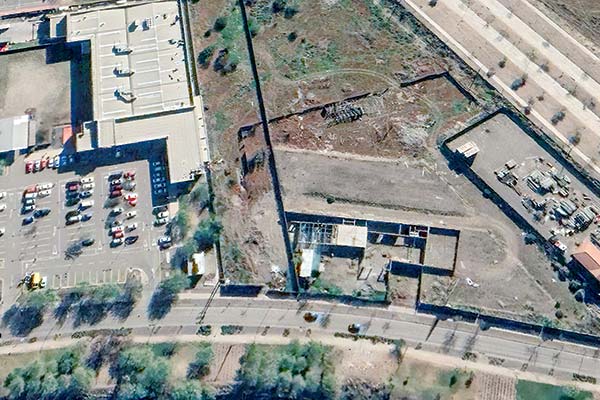 <p>Dos centros comerciales y un muro medianero: la desconocida disputa entre el grupo Patio y el Banco Santander</p>