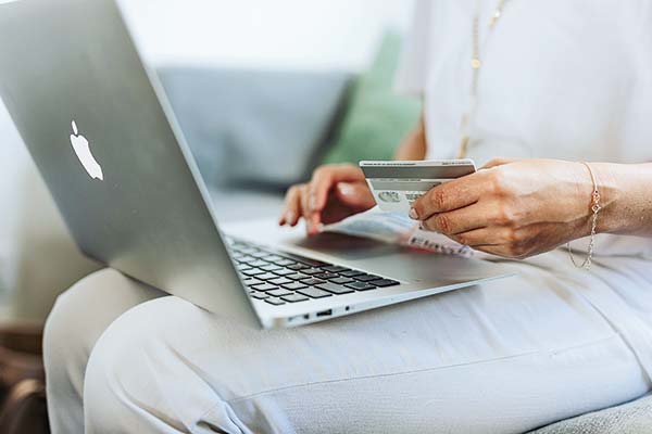 Dedecon llama a emprendedores que usan medios de pago electrónicos a formalizar actividad ante el SII