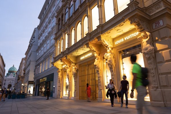 Las ventas de LVMH repuntan gracias a que una reactivación de China compensó una desaceleración en EEUU