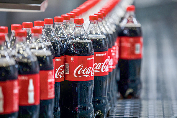 <p>Coca-Cola mejora sus perspectivas para el año mientras la demanda se mantiene sólida</p>