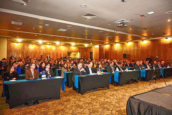 <p>Unas 300 personas participaron en el encuentro EN el Instituto Regional de Administración de Empresas en Los Ángeles.</p>