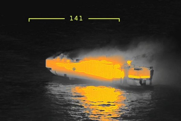 <p>Barco cargado con 3 mil autos se incendia cerca de la costa de Países Bajos y carga incluye al menos 300 modelos de Mercedes Benz</p>