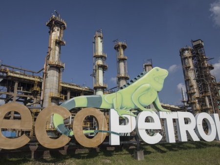 Petro pide investigar si se ha usado a Ecopetrol en caso de contrabando de petróleo
