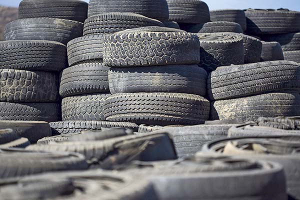 <p>Tribunal Ambiental dejó firme decreto que obliga al sector automotriz hacerse cargo de los neumáticos</p>