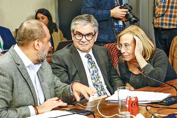 <p>El ministro Marcel expuso el martes en la comisión de Educación de la Cámara, junto a su par del ramo Marco Antonio Ávila. (Crédito: Ministerio de Hacienda).</p>