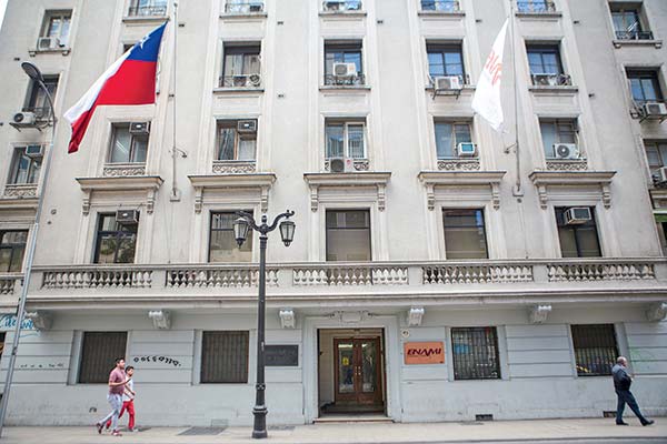 Acciona decide poner fin anticipado a contrato de suministro de energía con Enami por retrasos en los pagos