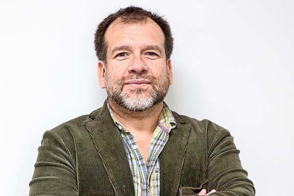 <p>Sergio Toro, director de la Escuela de Gobierno de la U. Mayor: “No solo hay que atribuir la baja de los indicadores de pobreza a la transferencia directa”</p>