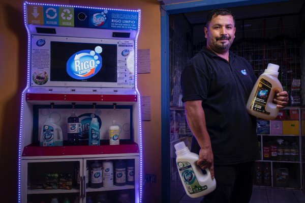 Startup lanzará dispensadora de productos de limpieza a granel que funciona con paneles solares