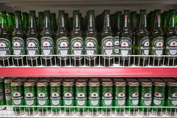 <p>Los consumidores de cerveza se resisten a los aumentos de precios de Heineken</p>