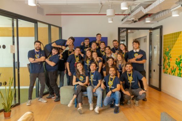Startup de dark stores Amplifica levanta capital a través de Broota y lanza nueva línea de negocio tecnológica