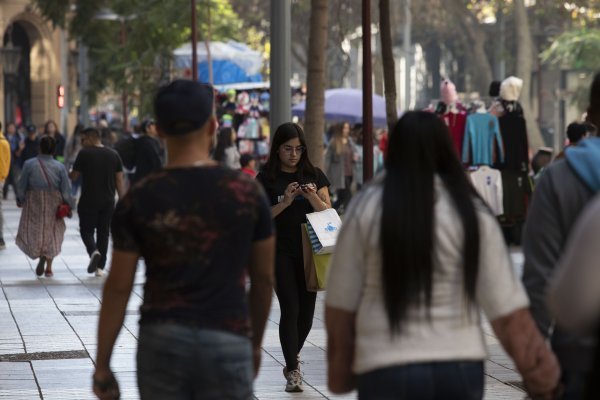 ¿Derrocar al capitalismo? Cadem muestra que 68% cree que el sistema económico no funciona bien en Chile, pero libre mercado gana a planificación del Estado