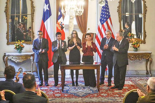<p>En La Moneda se firmó convenio para la Prevención y el Combate de Delitos Graves. Foto: Agencia Uno</p>