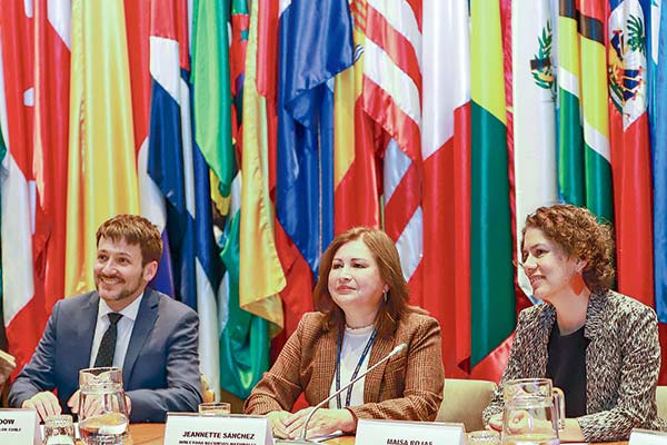 <p>El ministro de Energía, Diego Pardow, fue acompañado por su par de Medio Ambiente, Maisa Rojas. Foto: Julio Castro</p>