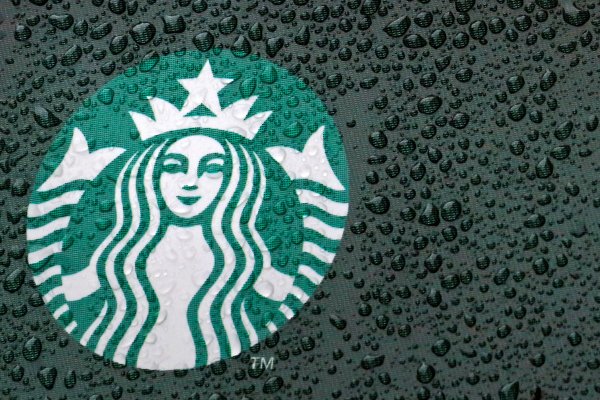 <p>Starbucks no cumple con las estimaciones de ventas afectado por una caída de la demanda en EEUU</p>