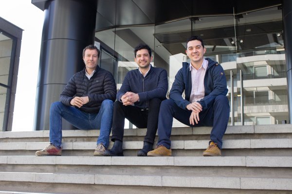 <p>El nuevo director comercial de Store Central, Eduardo Bentjerodt, junto con Alejandro Iglesias y Francisco Apparcel, cofundadores de Grupo Central.</p>