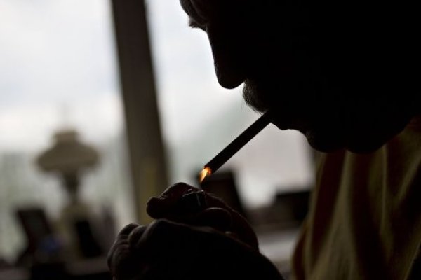 Los fumadores compran menos cigarrillos luego de la pandemia y más baratos para sobrellevar la inflación