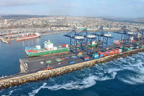 <p>SAAM completa venta de activos portuarios y logísticos a Hapag Lloyd: enfocará su desarrollo al negocio de remolcadores</p>