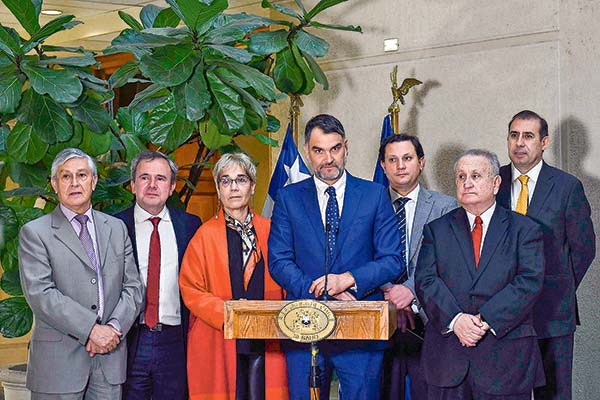 <p>El senador Macaya reiteró críticas al Gobierno por el caso convenios. Foto: Agencia Uno</p>