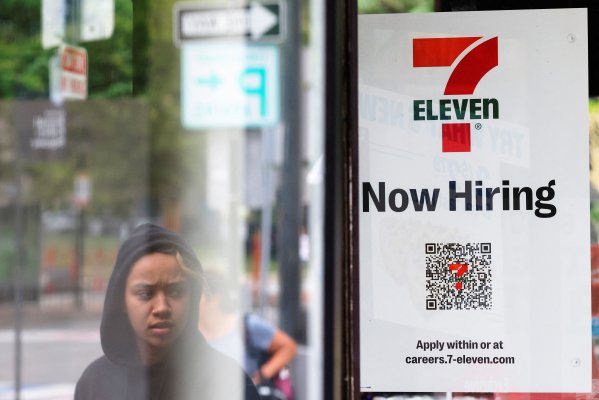 El mercado laboral de EEUU se mantuvo firme en julio y supera las estimaciones