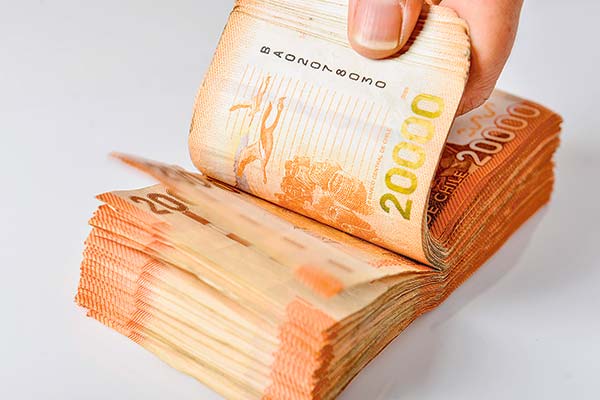 Dólar sigue al alza mientras la apuesta de extranjeros contra el peso se expande