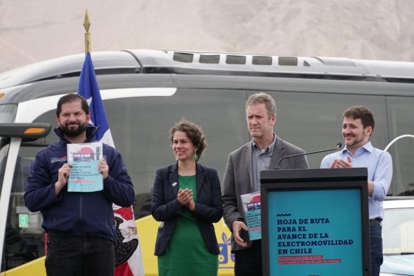 <p>Ministros de Energía y Transporte entregaron al Presidente Boric la hoja de ruta para el avance de la electromovilidad</p>