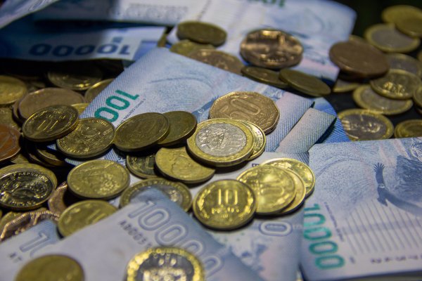 Apuesta de extranjeros contra el peso chileno ya alcanza máximos desde 2022 en el mercado de derivados