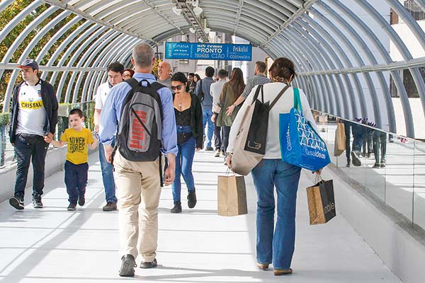 Ipsos: expectativas de los consumidores mejoran en julio gracias al control de la inflación