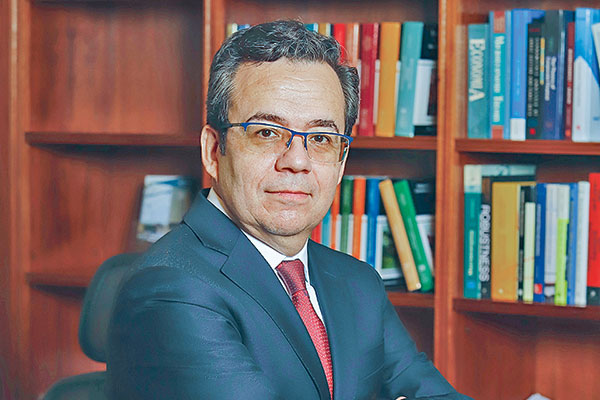 <p>Céspedes advierte que la reciente alza del dólar "debería tener efectos” en los pronósticos de inflación</p>