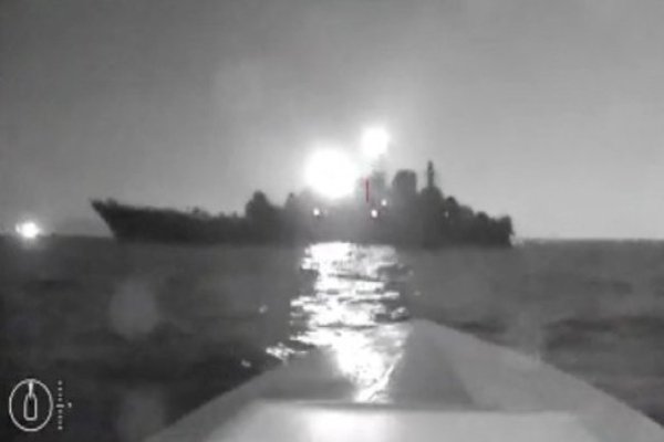 <p>Una imagen que circula en redes sociales muestra la silueta del barco Olenegorsky Gornyak cerca del puerto de Novorossiysk, Rusia. (Foto: Reuters)</p>