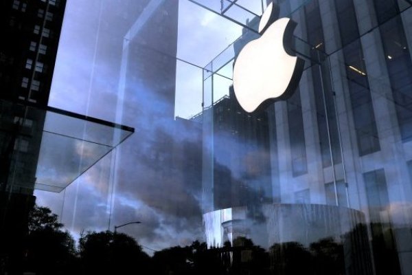 <p>Apple pierde la marca de los US$ 3 billones en valor de mercado tras decepcionante panorama de ventas</p>