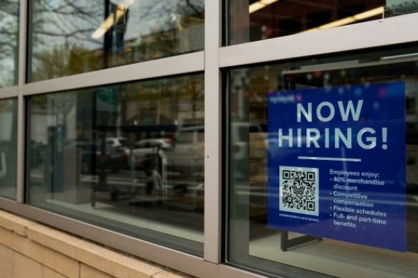 <p>El crecimiento del empleo EEUU sigue moderado en julio; ganancias salariales se mantienen fuertes</p>