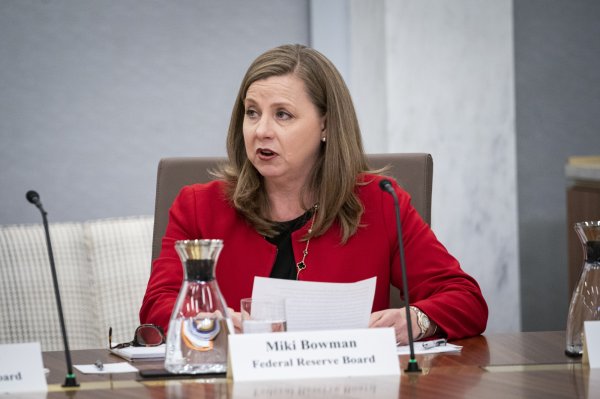 Bowman, de la Fed, dice que probablemente se necesiten más subidas de tasas en EEUU