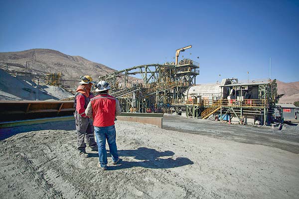 <p>Ganancias de minera de las familias Hurtado Vicuña y Fernández León caen 64% mientras sigue preparando proyecto El Espino</p>