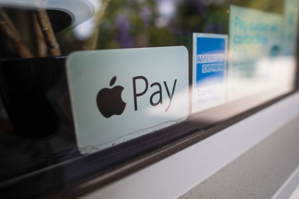 <p>Apple Pay aterriza en Chile: ¿Qué es y cómo funciona la nueva tarjeta digital del gigante tecnológico?</p>