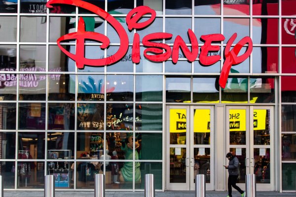 <p>Disney aumentará precios de servicios de streaming en hasta 27% y buscará eliminar cuentas compartidas, como Netflix</p>