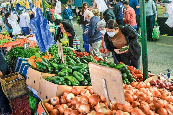 Demanda de mejores salarios e incluso segundos empleos: la fórmula de los trabajadores chilenos para enfrentar el alza del costo de la vida