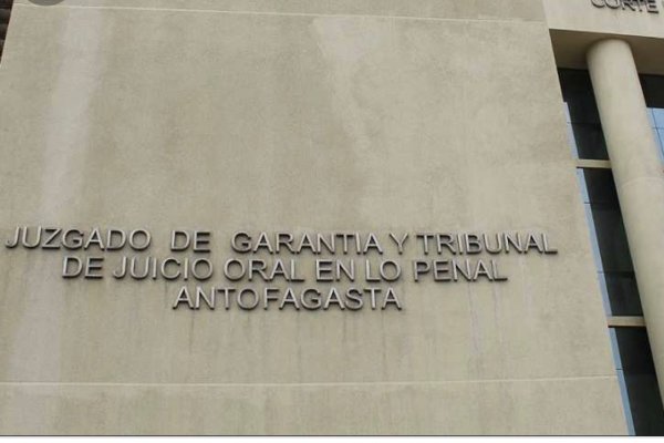 <p>Caso convenios: tribunal excluye a RD de la querella contra Democracia Viva y le da un duro golpe al partido</p>