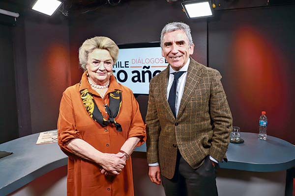 Lucía Santa Cruz y Carlos Peña, dos visiones a 50 años del golpe de Estado