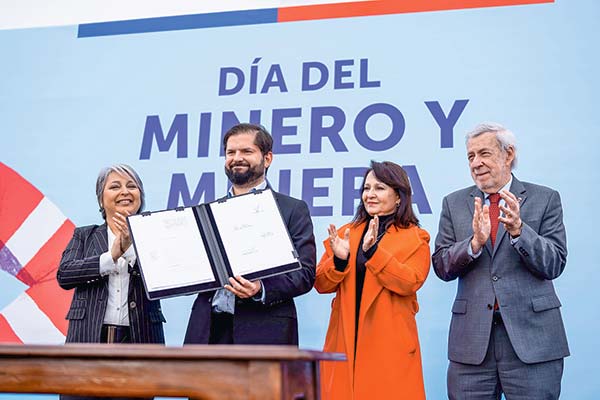 Boric le cierra la puerta a concesionar el litio: Mientras sea Presidente, el mineral "será de todos los chilenos"
