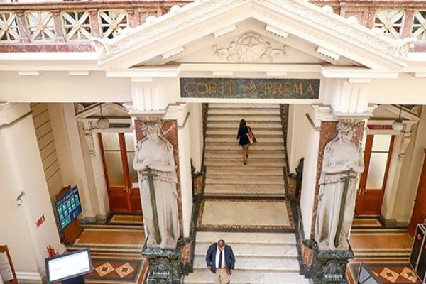 <p>Primeros cálculos del “golpe de gracia” a las isapres tras fallo de prima GES: devoluciones por US$ 700 millones y eliminación de cuatro años de reajuste</p>