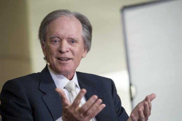 Bill Gross, quien fue conocido como "el rey de los bonos", asegura que las notas del Tesoro y las acciones están "sobrevaloradas"