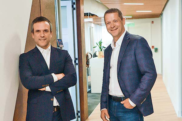 <p>El director general de Equinix en Chile, Francisco Basoalto y el presidente y CEO global de Equinix, Charles Meyers. Foto: Julio Castro</p>