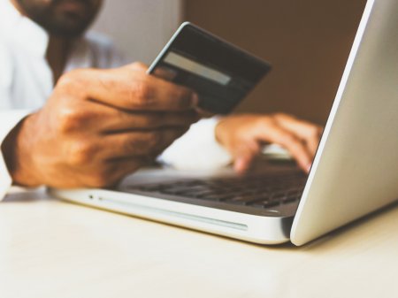 Se frenó la "compra refugio" en el e-commerce de Argentina: marcas y consumidores con cautela por la falta de precios