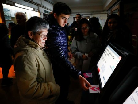Primarias en Argentina: baja participación, problemas en el voto electrónico y retrasos en el proceso marcaron la jornada