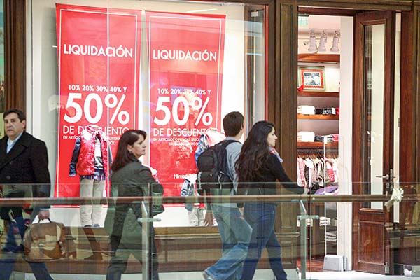 <p>El consumo sigue en modo ajuste en el país: las ventas de retail marcaron una nueva baja en julio</p>