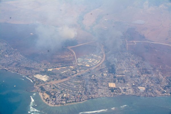 El incendio de Maui es el más mortífero en EEUU en un siglo en medio de preocupaciones de alarma