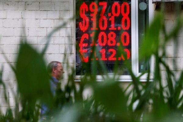 Banco Central de Rusia convoca a reunión de emergencia tras desplome del rublo