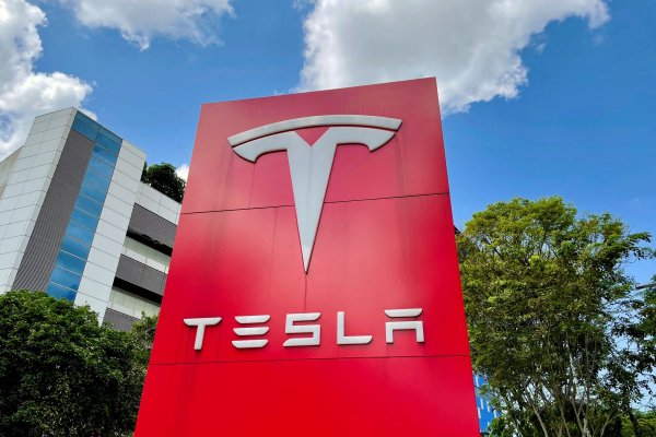 <p>Tesla reinicia guerra de precios en autos eléctricos tras nueva ronda de recortes en China</p>
