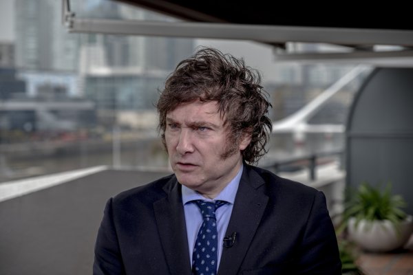 <p>En su primera entrevista con medios extranjeros Milei promete pagar la deuda de Argentina y cerrar el BC</p>