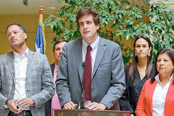 <p>El secretario general de RN, Diego Shalper, dijo que sentarse a la mesa no significa encontrar buenas las reformas.</p>